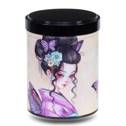 Boite a the en metal d'artiste illustrée d'un dessin d'une geisha japonaise et de papillons sur fond beige