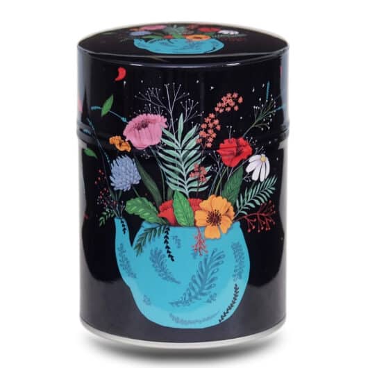 Boite à thé en métal illustrée d'un bouquet multicolore dans un vase bleu sur fond