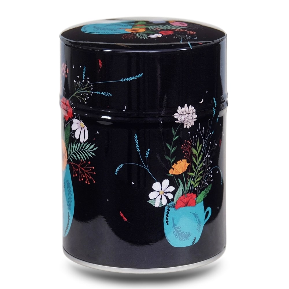 Boite à thé en métal illustrée d'un bouquet multicolore dans un vase bleu sur fond noir