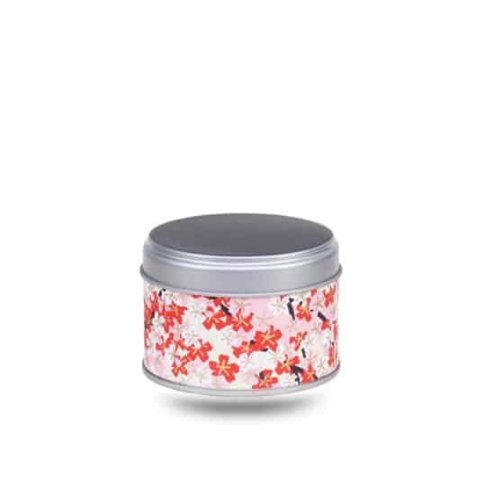 Petite boite a the en metal recouverte de papier washi rose avec fleurs rouges et blanches