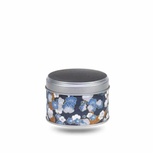 Petite boite a the en metal recouverte de papier washi bleu avec fleurs bleues et grises