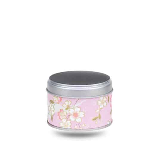 Petite boite a the en metal recouverte de papier washi rose avec des fleurs de cerisiers blanches