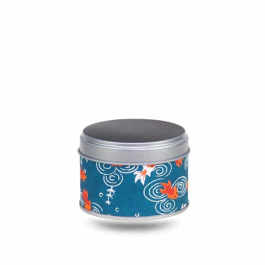 Petite boite a the en metal recouverte de papier washi bleu avec des carpes Koi orange