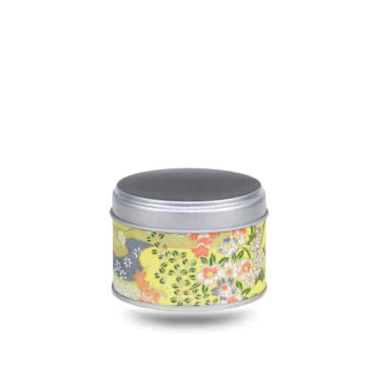 Petite boite a the en metal recouverte de papier washi jaune pale avec des fleurs et des paysages