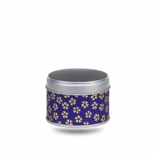 Petite boite a the en metal recouverte de papier washi violet avec des fleurs stylisées dorées