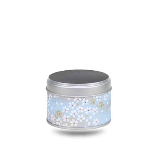 Petite boite a the en metal recouverte de papier washi bleu clair avec fleurs blanches