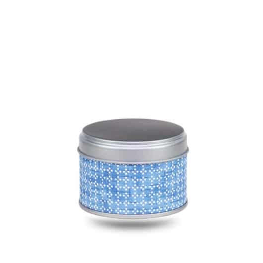 Petite boite a the en metal recouverte de papier washi bleu a motifs bleus